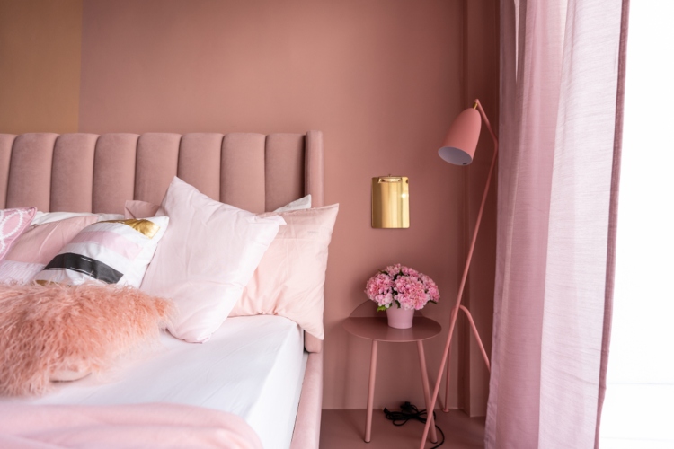 Udobna spavaća soba u toplim bojama koje pomažu u stvaranju ženstvenijeg osećaja